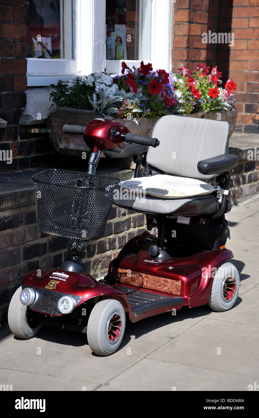 Mobilità scooter, High Street, Halstead, Essex, Inghilterra, Regno Unito Foto Stock