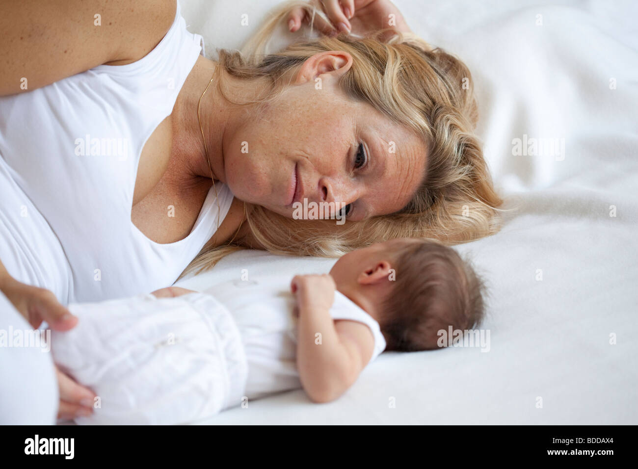 La madre sta cercando orgoglioso di suo neonato Foto Stock