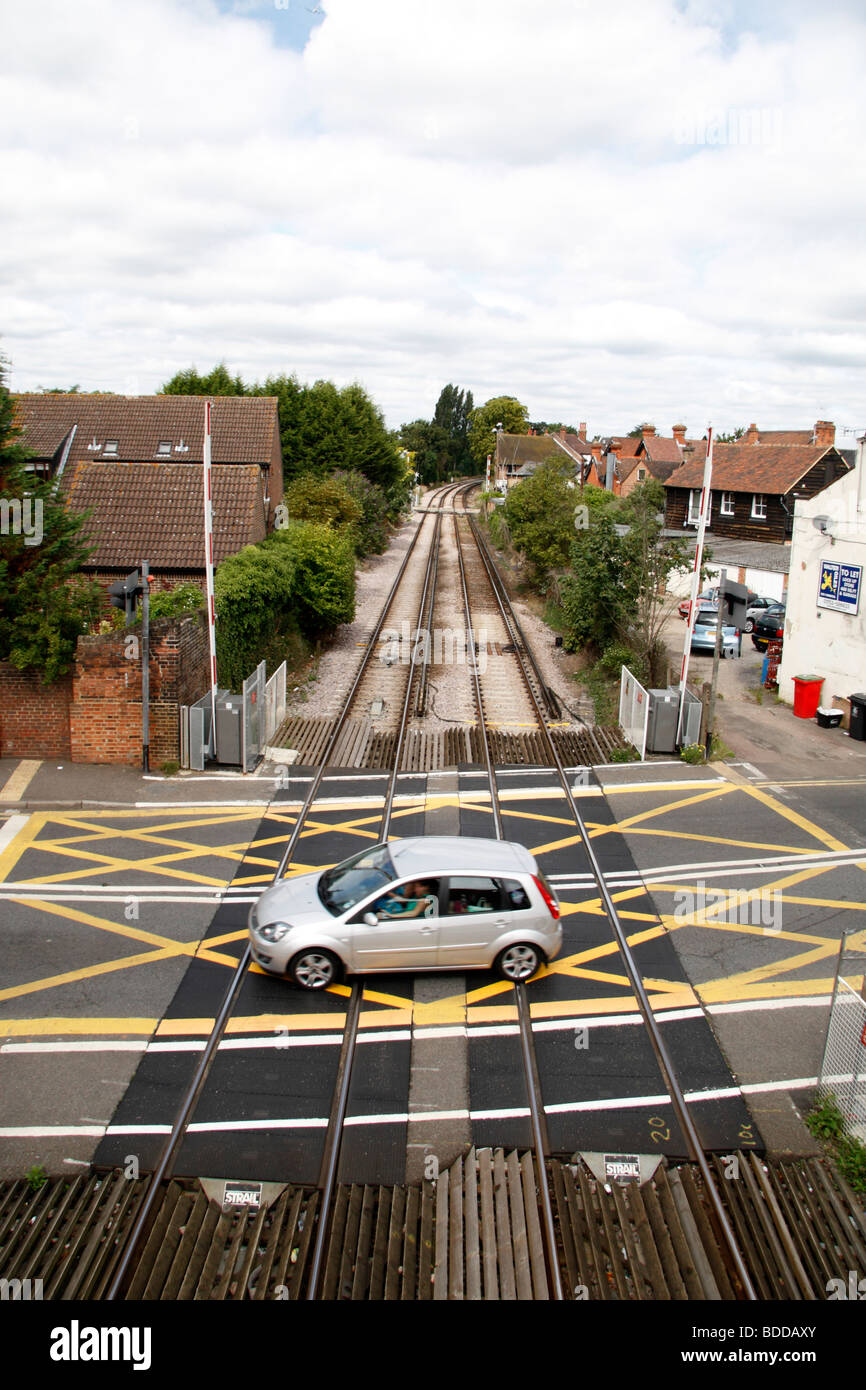 Un auto e un pedone su un passaggio a livello ferroviario a Datchet, Berkshire, Regno Unito. Foto Stock