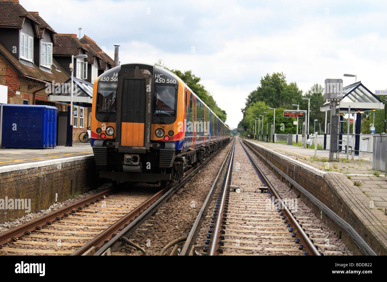 A sud ovest di treni treni pendolari resta in attesa presso la piattaforma a Datchet stazione ferroviaria, Berkshire, Regno Unito Foto Stock