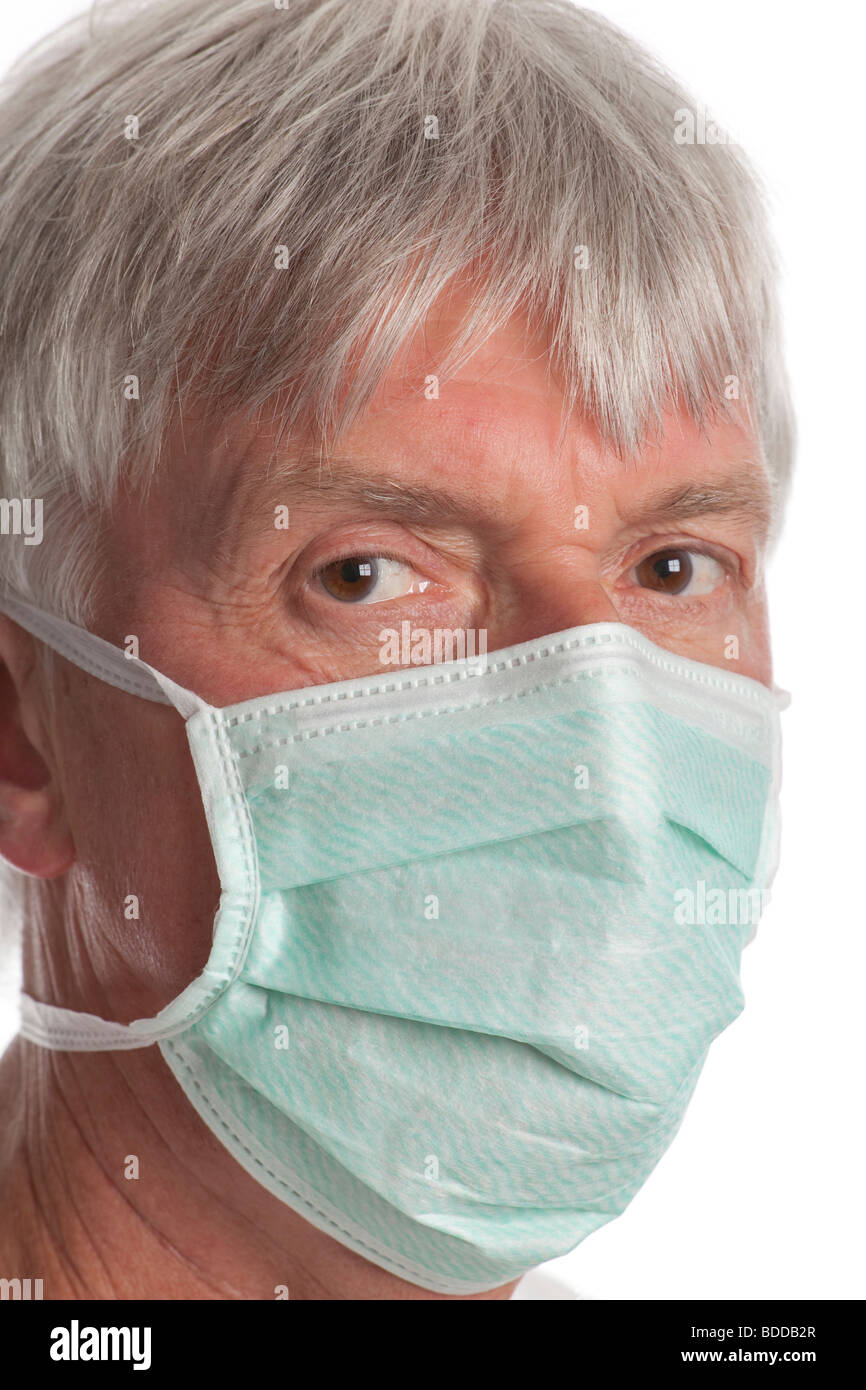 Senior uomo con una maschera di bocca per prevenire l'influenza Foto Stock