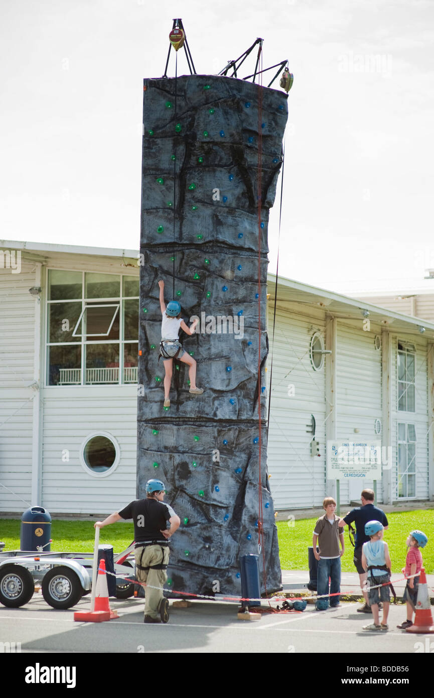 Giovani salendo su un Mobile parete di arrampicata torretta fuori Aberystwyth Centro Ricreativo, Wales UK Foto Stock