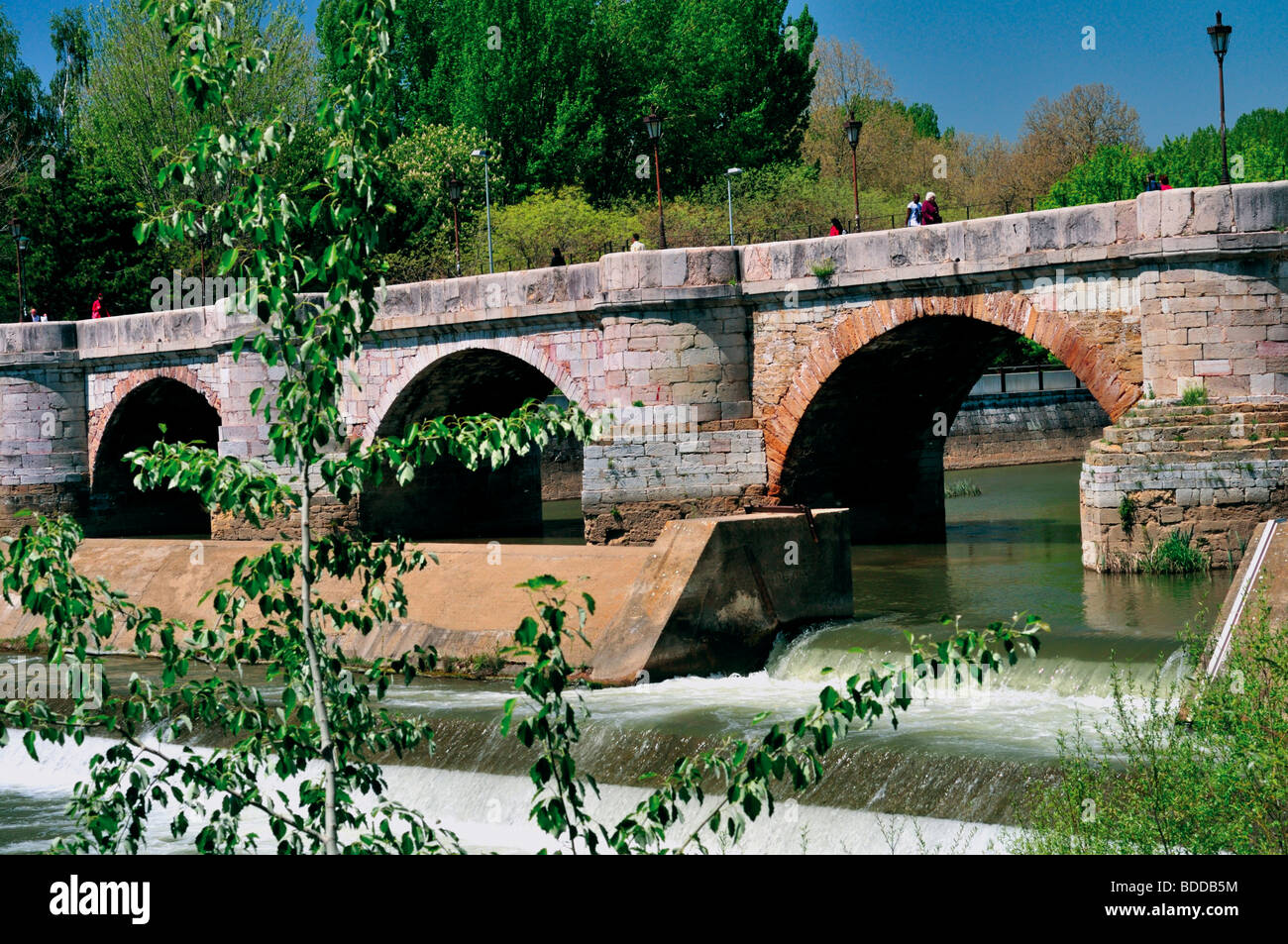 Spagna, San Giacomo modo: Puente de San Marocs in Leon Foto Stock