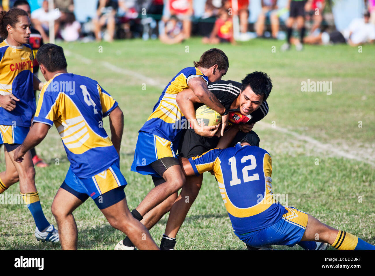 Una partita di rugby a Rarotonga nelle Isole Cook accanto al mare Foto Stock