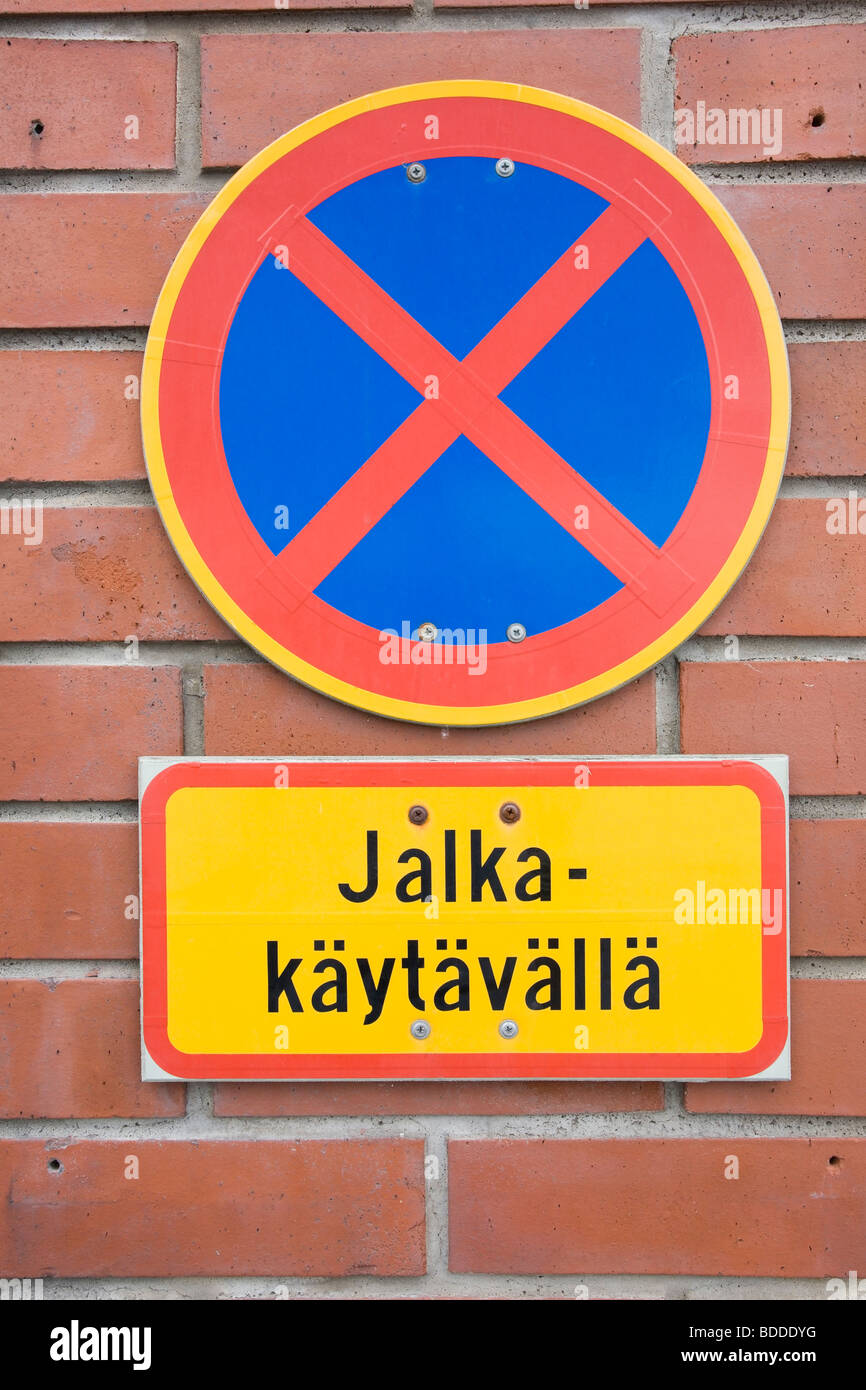 In piedi e parcheggio vietato cartello stradale Finlandia Foto Stock