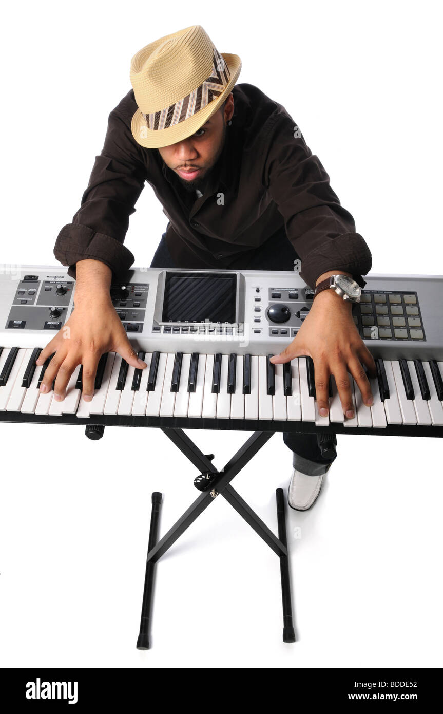 African American uomo suonare la tastiera elettrica all'indietro Foto Stock