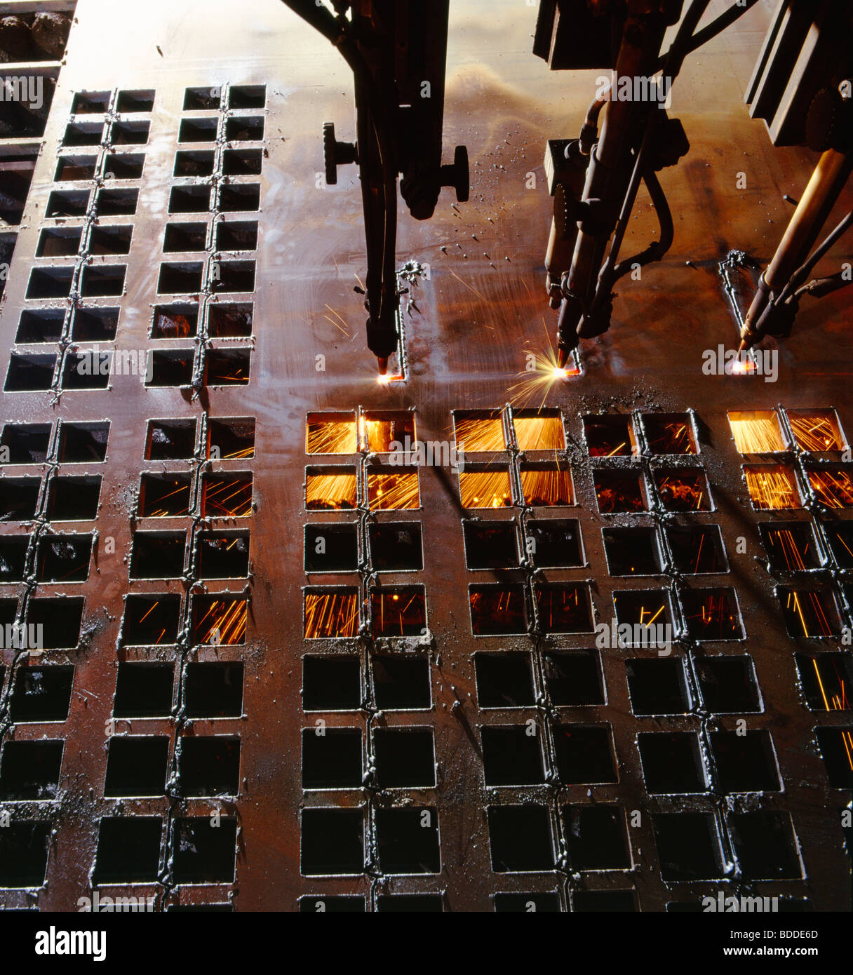 Azionata da Computer & di saldatura della macchina di taglio in un metallo impianto di fabbricazione. Foto Stock