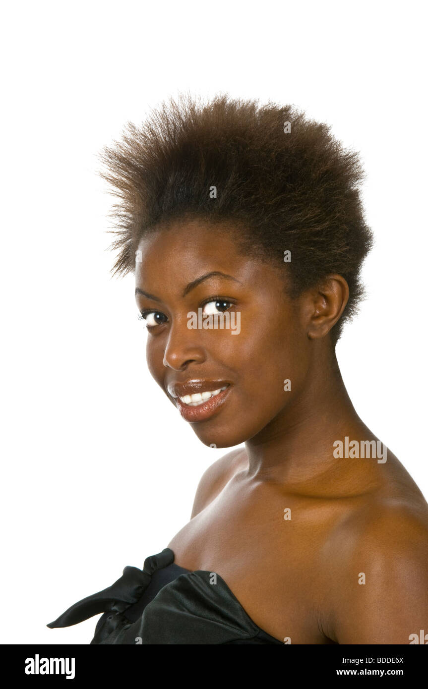 Ritratto di un giovane attraente donna africana contro un bianco puro (255) dello sfondo. Foto Stock