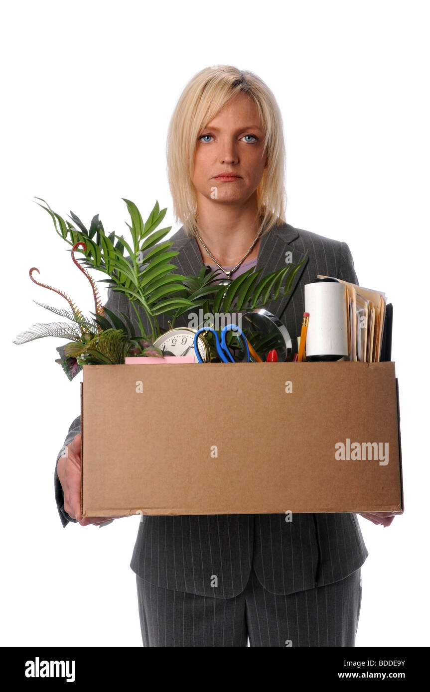 Triste imprenditrice che trasportano beni nella casella dopo la perdita di lavoro Foto Stock