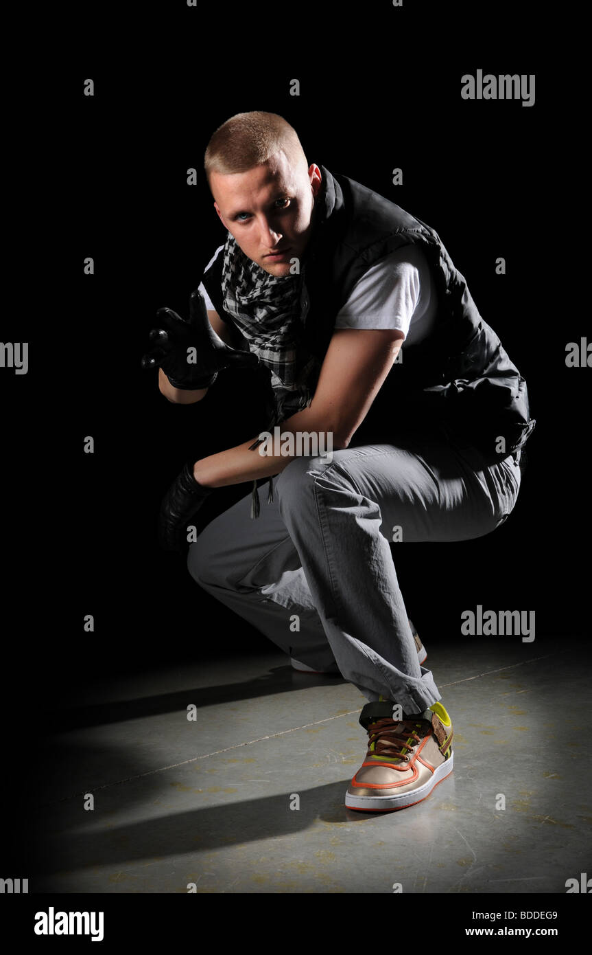 Ritratto di hip hop dancer esecuzione in Spotlight Foto Stock