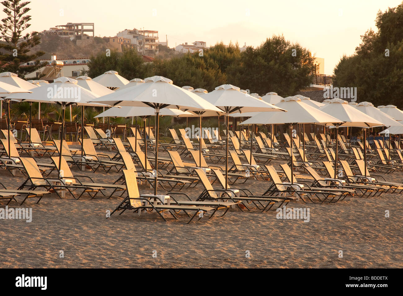 Tramonto sulle sedie a sdraio sulla spiaggia Foto Stock