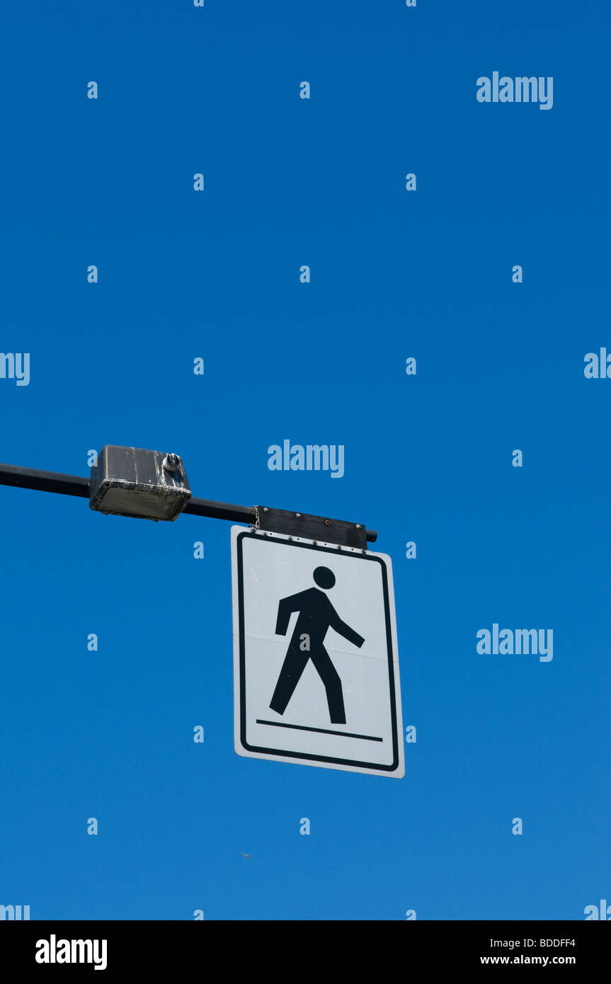 Attraversamento pedonale segno in un crosswalk. Foto Stock