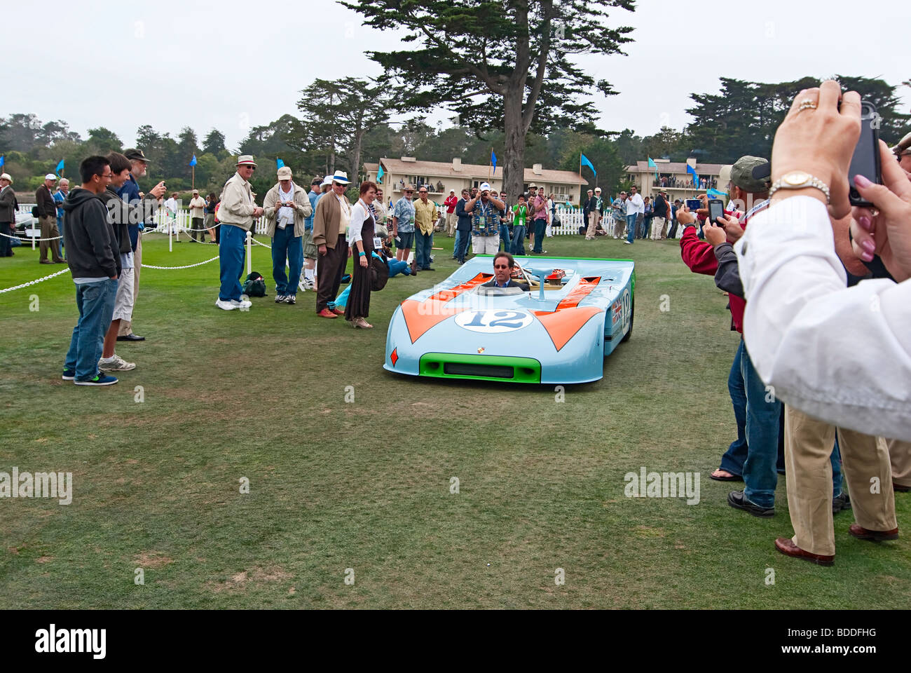 Le vetture e la folla al Concours d'eleganza. Foto Stock