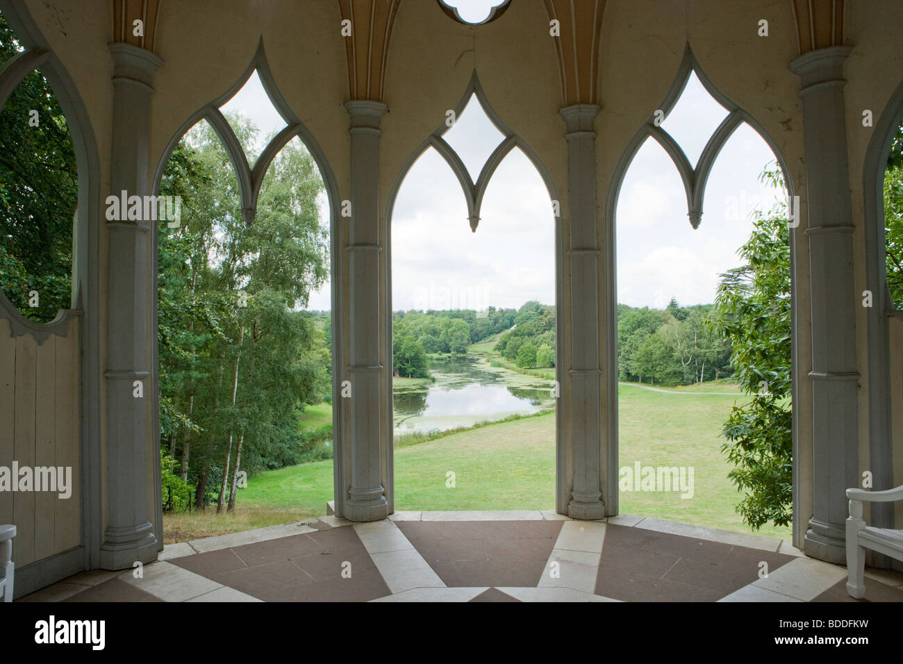 Il tempio gotico e il lago, Painshill Park, Cobham, Surrey, Regno Unito Foto Stock