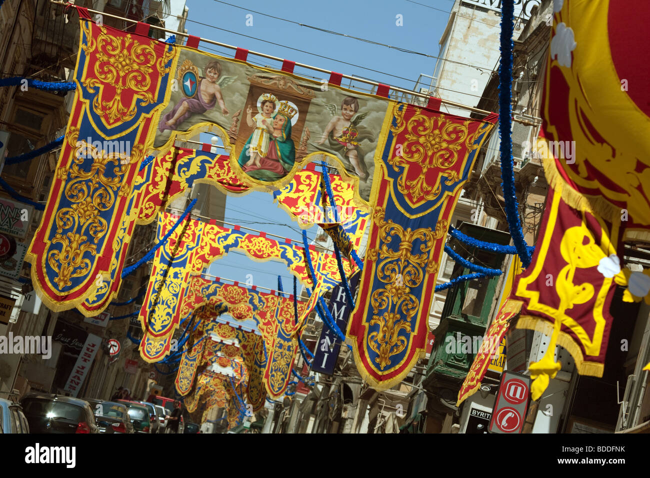 Colorate banner religiosa nell'Street, Sliema, Malta Foto Stock