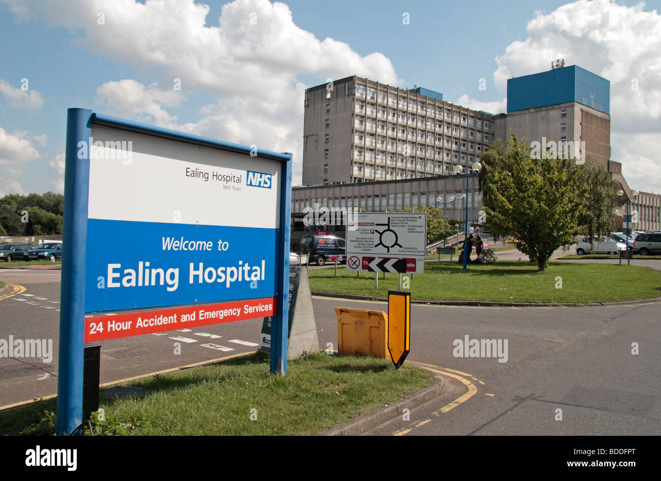 Segno principale post per i visitatori all'entrata dell'ospedale Ealing, Southall, West London, Regno Unito. Foto Stock