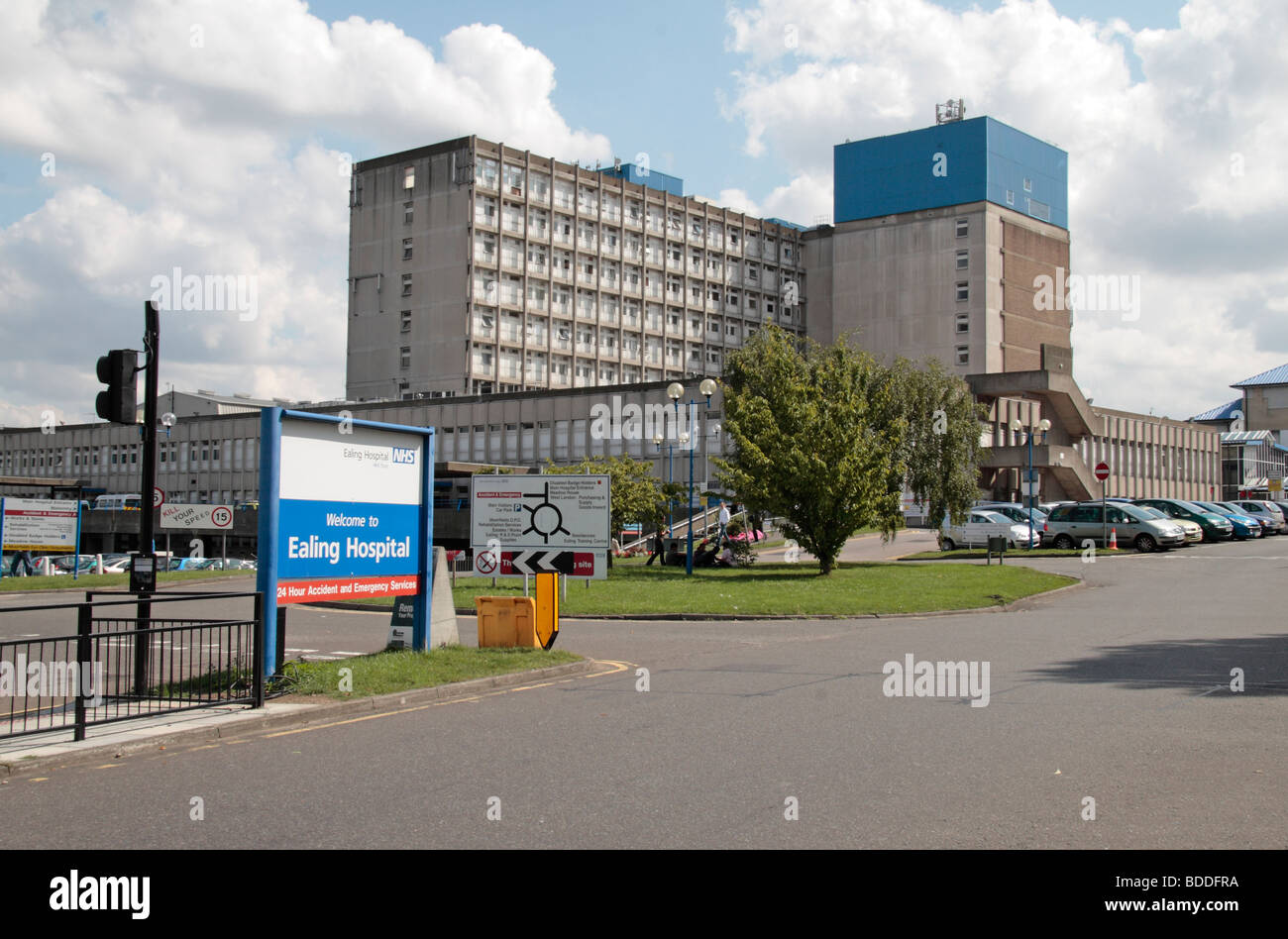 La strada di accesso all'ospedale Ealing, Southall, West London, Regno Unito. Foto Stock