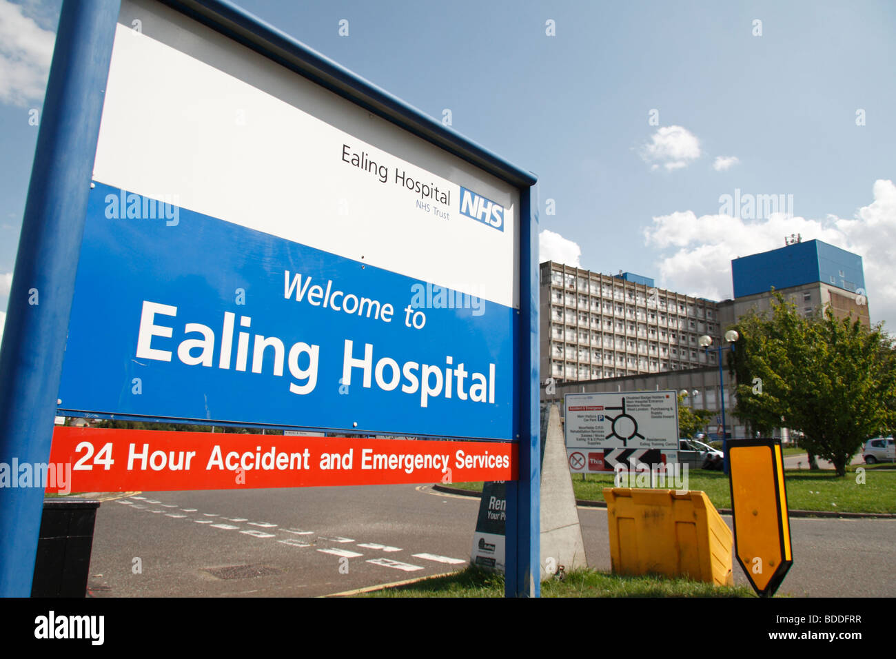 Segno principale post per i visitatori all'entrata dell'ospedale Ealing, Southall, West London, Regno Unito. Foto Stock