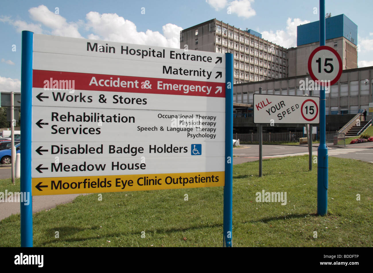 Un cartello per i visitatori all'entrata dell'ospedale Ealing, Southall, West London, Regno Unito. Foto Stock