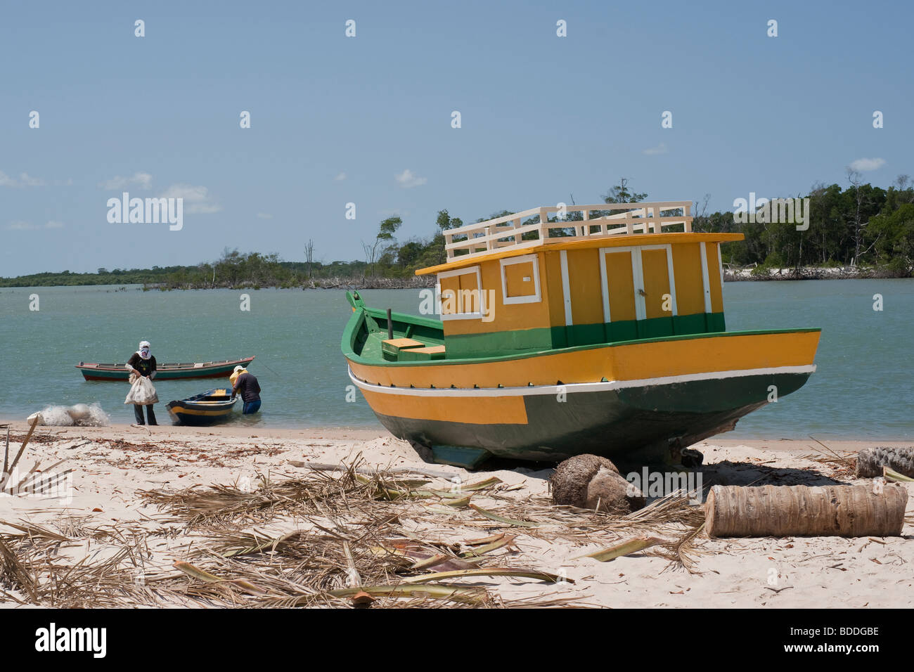 Barca e i pescatori su una spiaggia del Parnaíba, Brasile Foto Stock