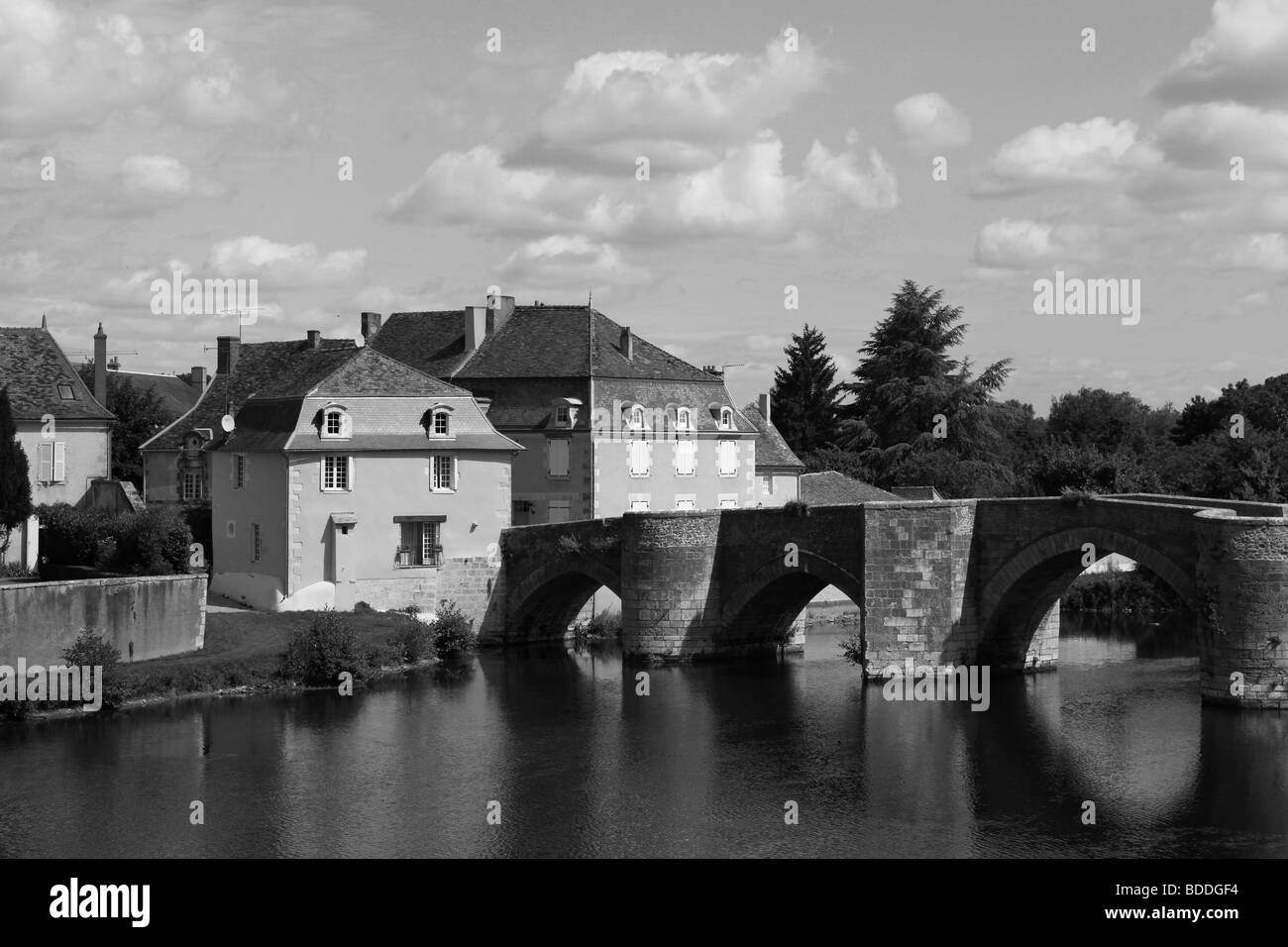 La vista di Saint Savin dal ponte sul fiume La Gartempe Foto Stock