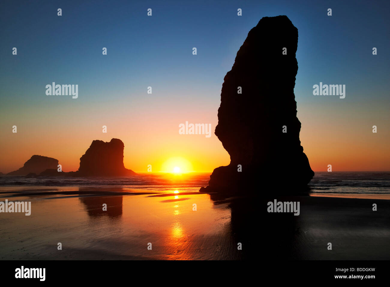 Monolito di pile di mare e al tramonto con la bassa marea. Samuel H. Boardman membro Scenic corridoio. Oregon Foto Stock