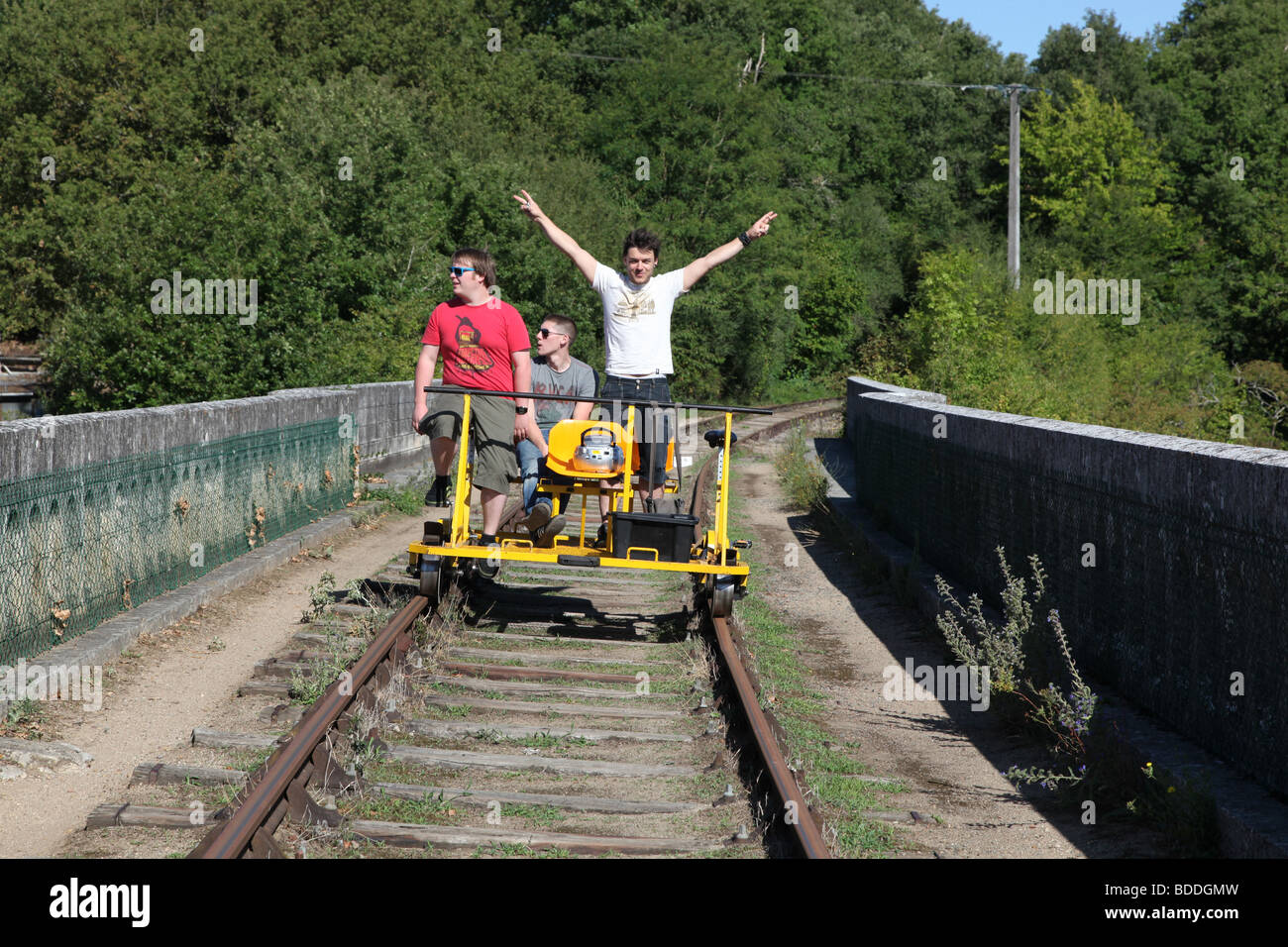 3 ragazzi di equitazione Vélo-Rail Chauvigny in Francia Foto Stock