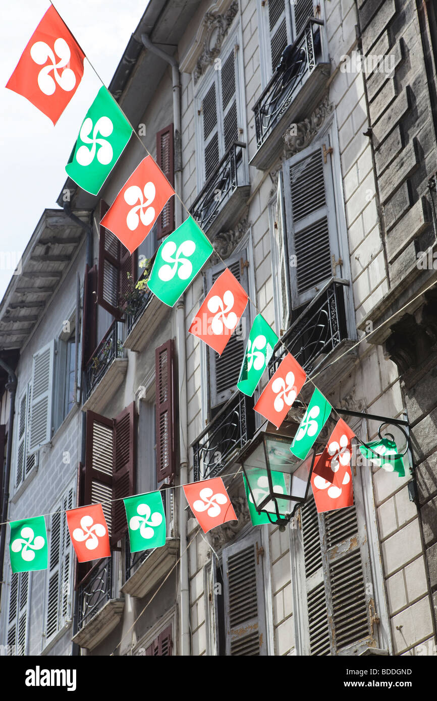 Emblema basco su bunting su rue de Espagne durante la sagra de Bayonne a Bayonne Francia Foto Stock