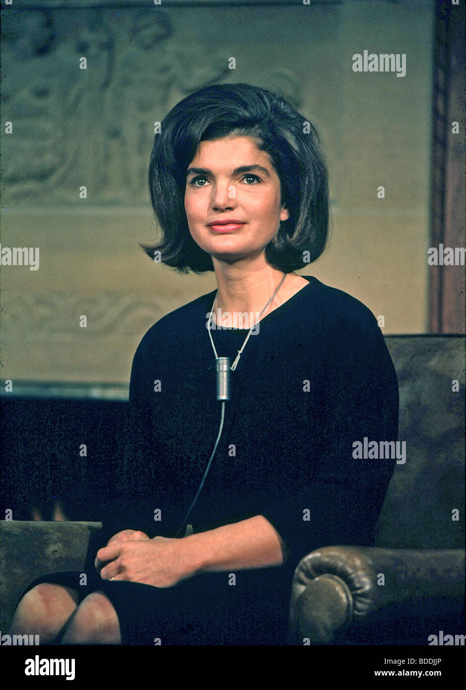 JACKIE KENNEDY come moglie del presidente americano Kennedy si prepara per un colloquio di lavoro Foto Stock