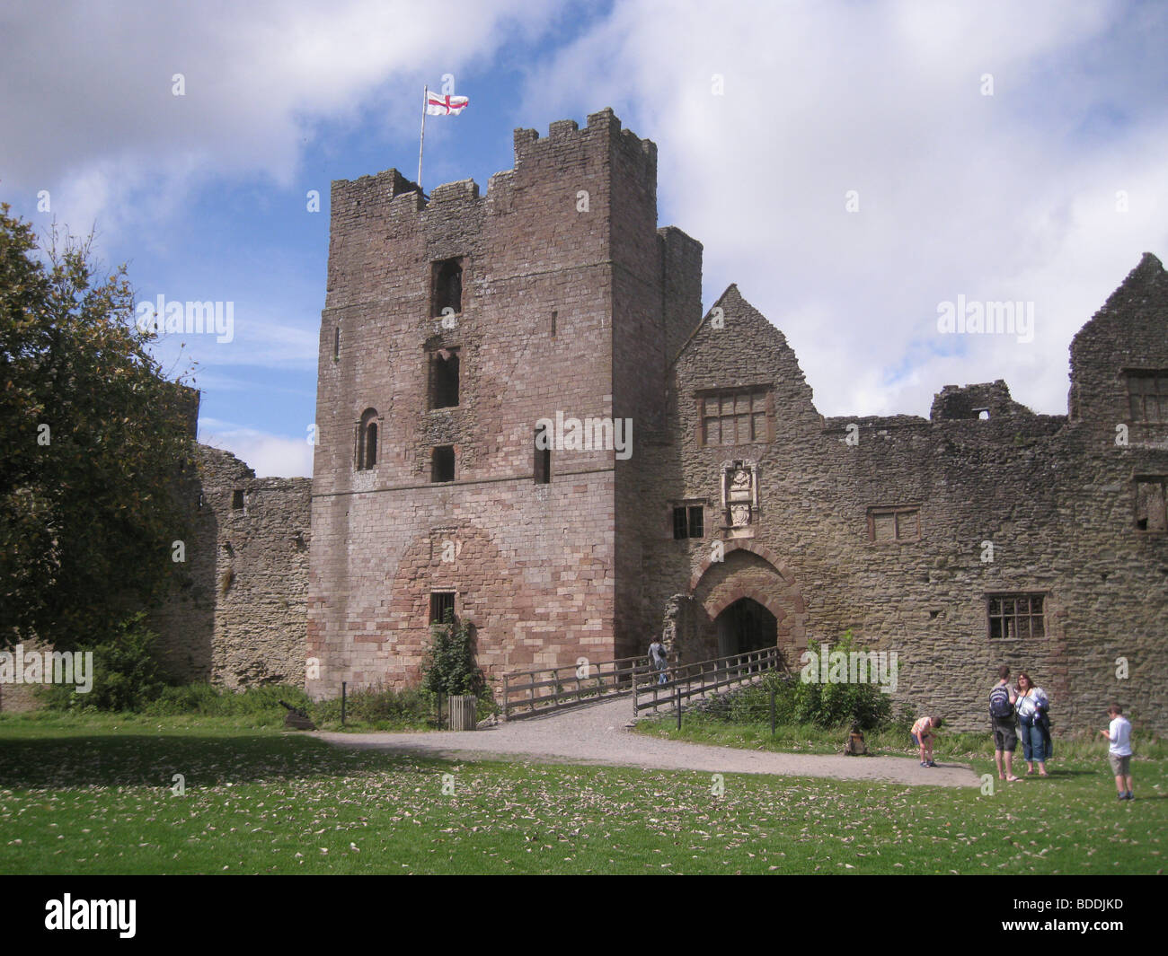 LUDLOW CASTLE, Shropshire, Inghilterra che mostra il ponte che attraversa il fossato nella parte più interna della Bailey Foto Stock