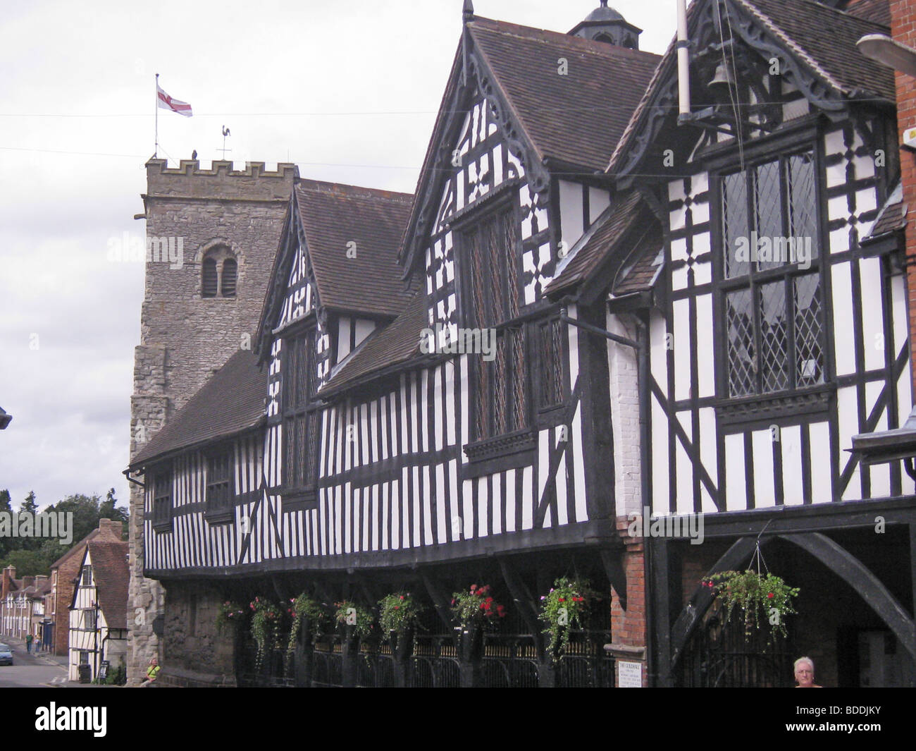 MUCH WENLOCK , Shropshire, Inghilterra - La medievale Guildhall a destra con la Chiesa della Santa Trinità dietro Foto Stock