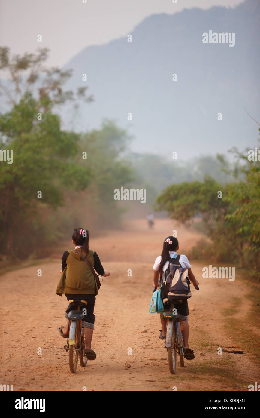Bambini Escursioni in bicicletta a scuola, nr Vang Vieng, Laos Foto Stock