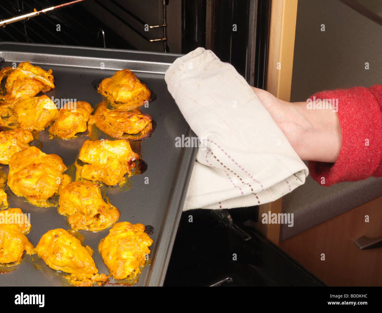 Shot 5 (rimozione di pollo dal forno) Foto Stock