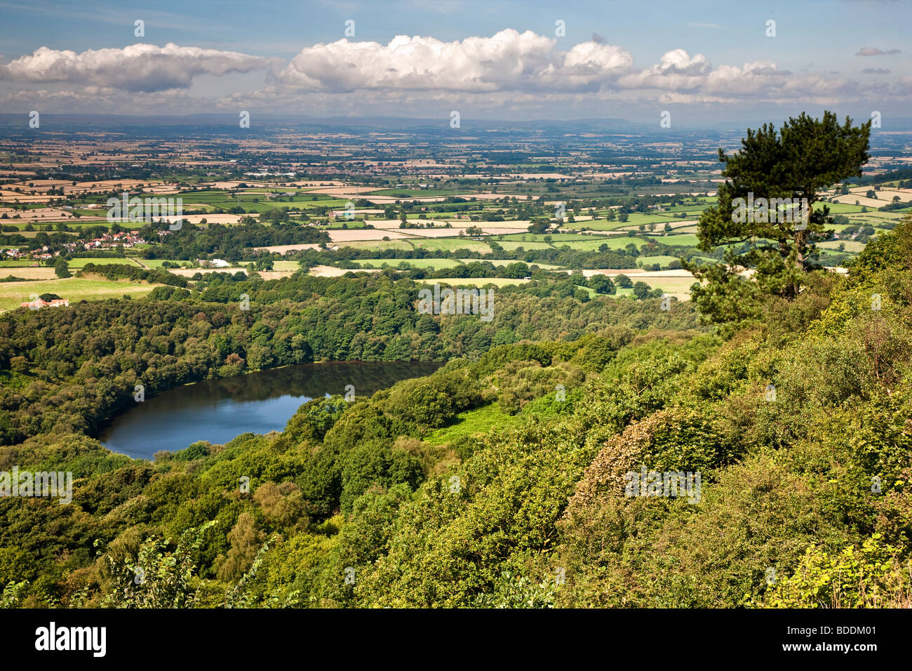 La Valle di Mowbray e lago Gormire da Sutton Bank, North York Moors National Park Foto Stock