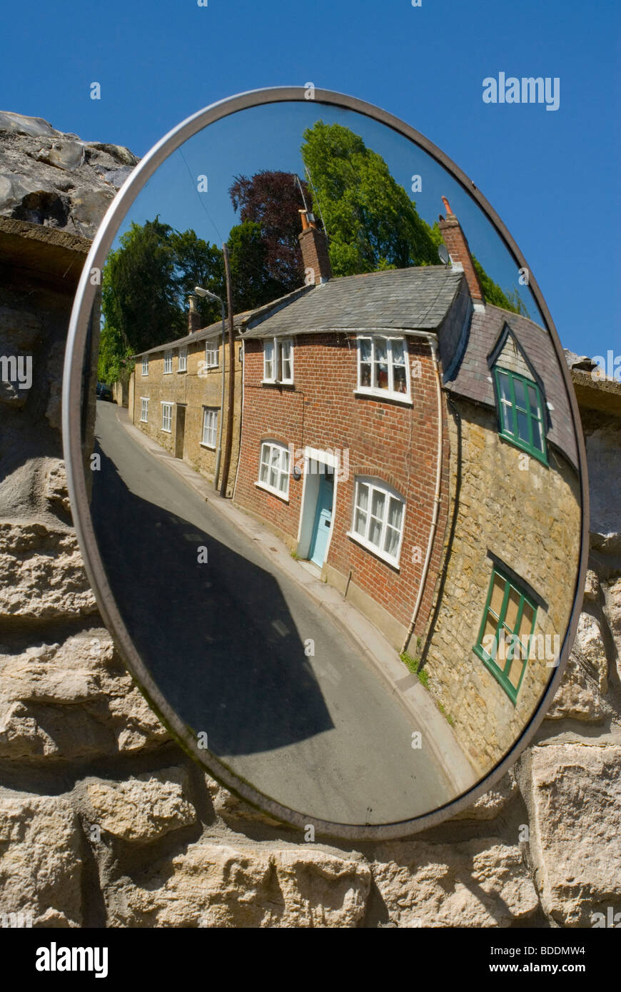Un round specchio convesso che copre un punto cieco in una corsia in Beaminster, Dorset. Foto Stock