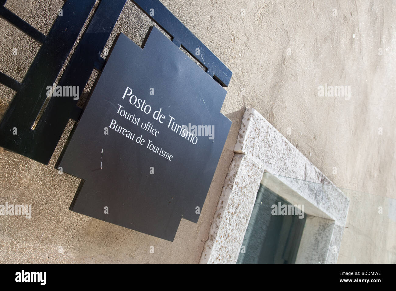 Ufficio turistico di segno nel museo e negozi area all'interno del castello di Palmela. Palmela, Distretto di Setubal, Portogallo. Foto Stock