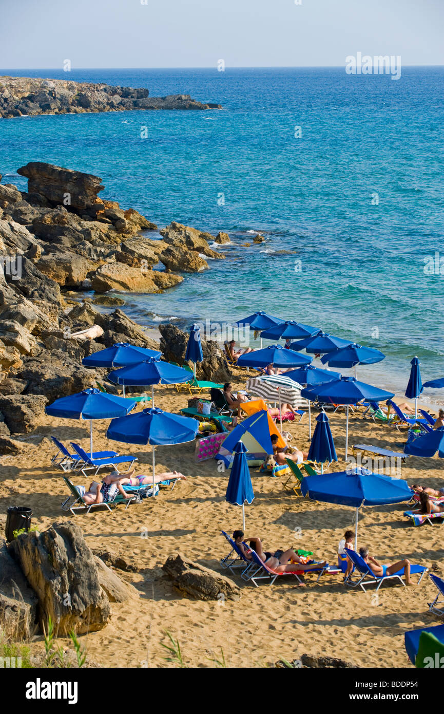 I turisti a prendere il sole su una affollata spiaggia di Ammes sul Mediterraneo greca isola di Cefalonia in Grecia GR Foto Stock