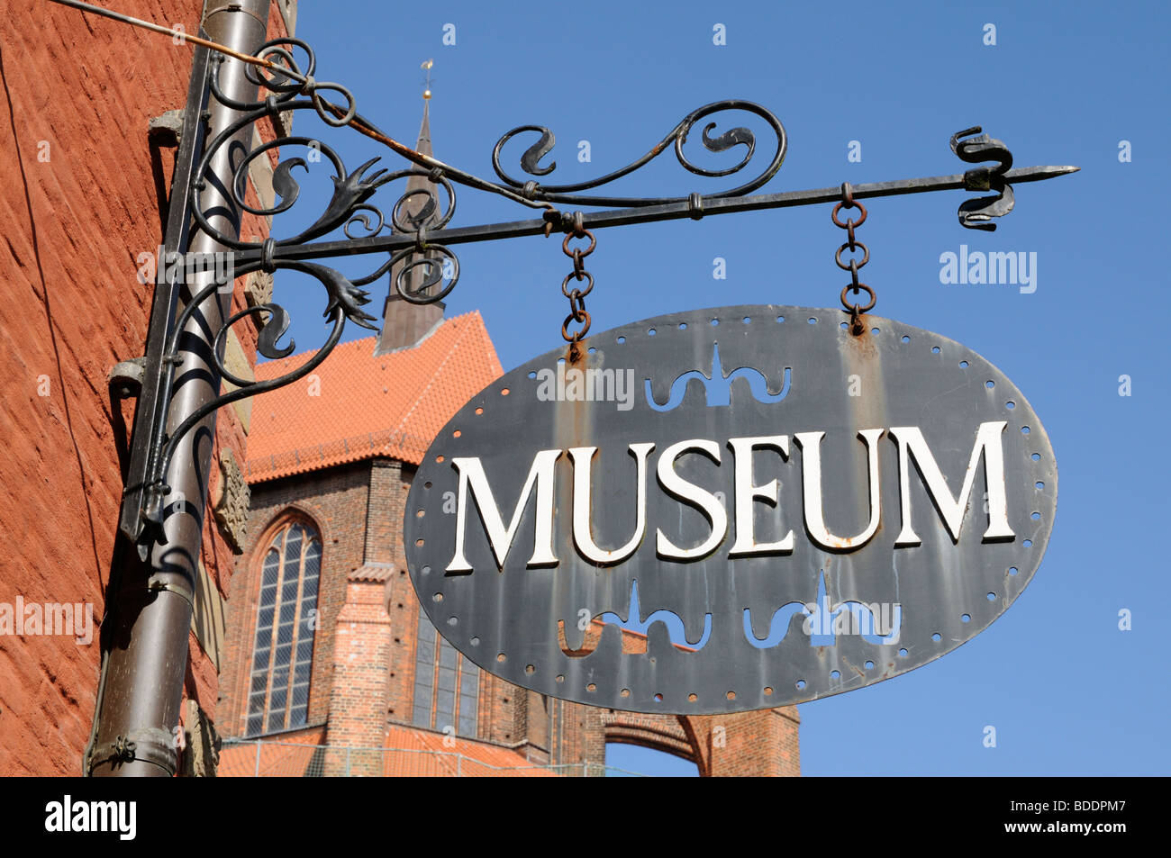 Schild hängend vor einem Museum segno appeso davanti di un museo Foto Stock