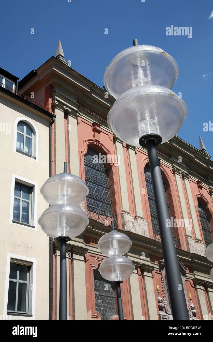 Le luci di strada sul Kaufinger Strasse nel centro di Monaco di Baviera, Germania. Foto Stock