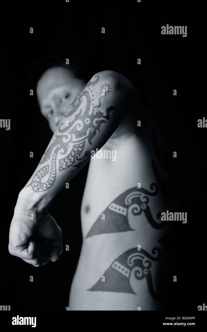 Tradizionale tatuaggi tribali delle tribù Iban nel Borneo malese. Foto Stock