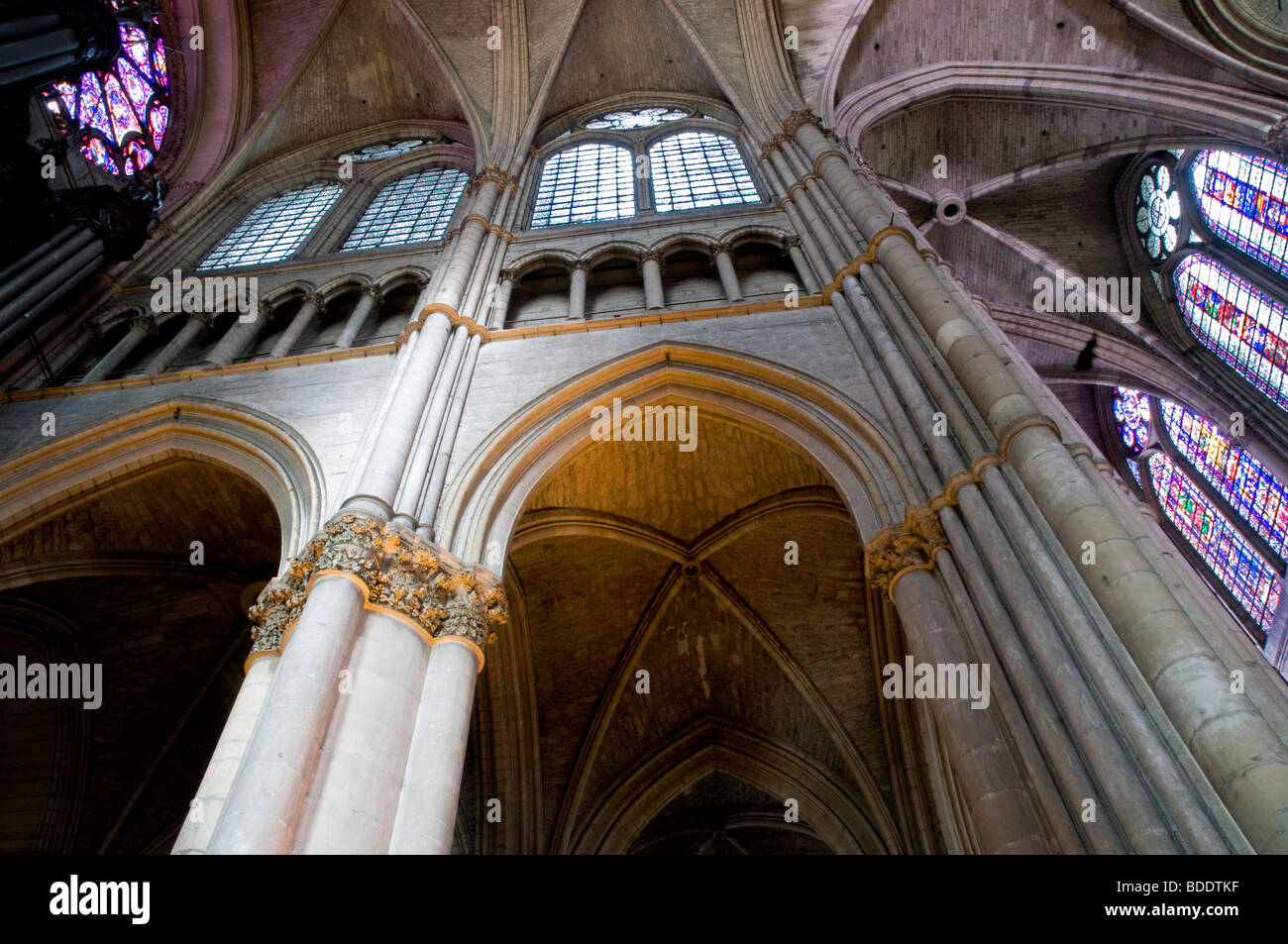 Gli interni della cattedrale di Reims, Francia. Foto Stock