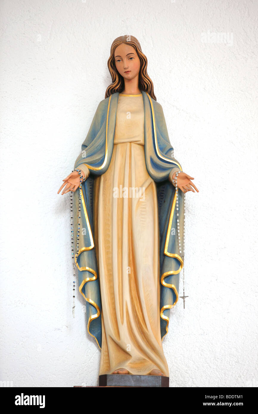 Vergine Maria statua in La campanella della Madonna Della Neve chiesa del Gran Sasso d'Italia, Italia. Foto Stock