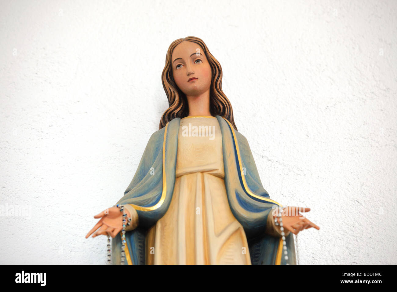 Vergine Maria statua in La campanella della Madonna Della Neve chiesa del Gran Sasso d'Italia, Italia. Foto Stock