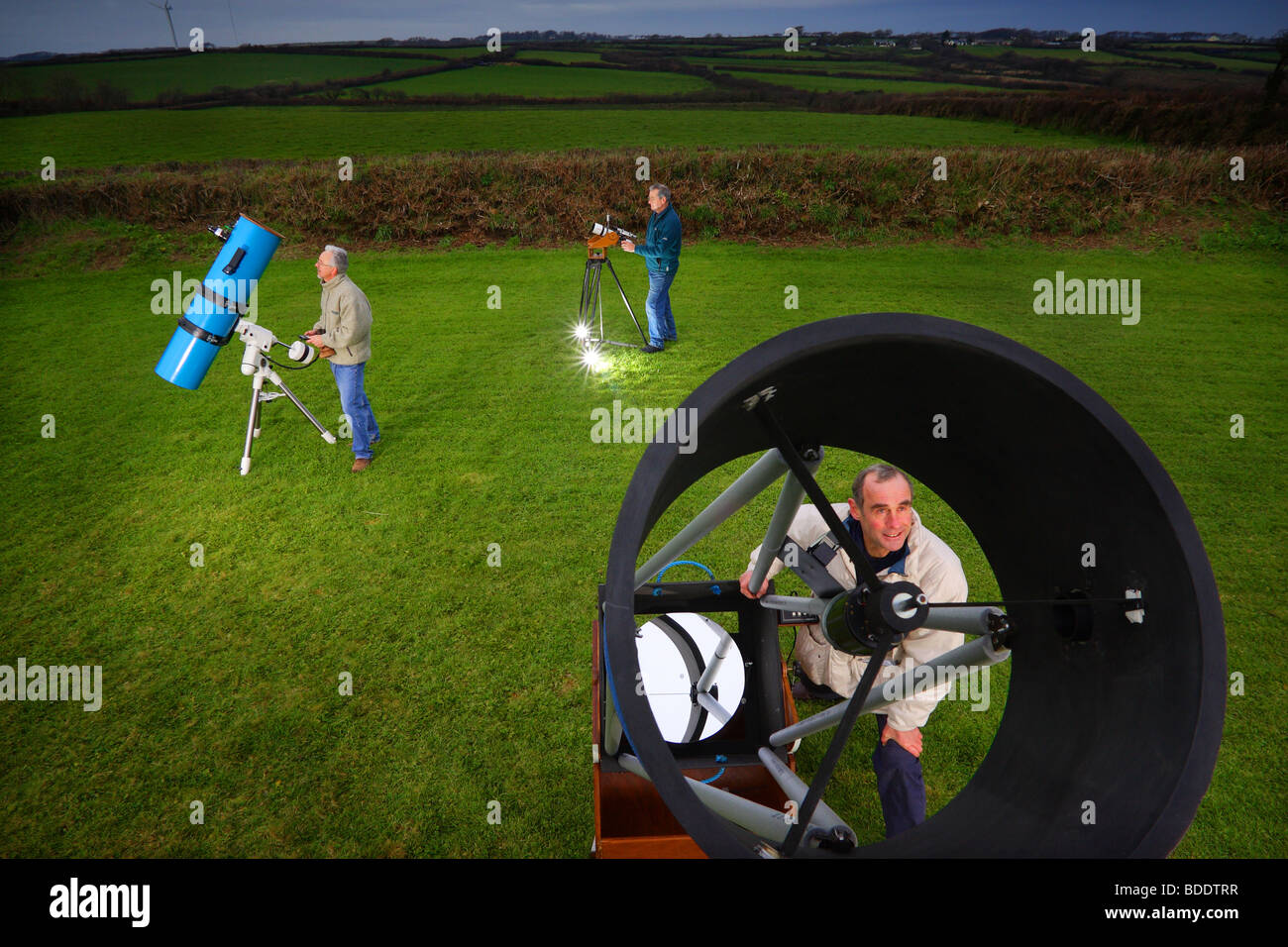 Cielo notturno watchers preparare per le tenebre vicino a Bradworthy in North Devon, in Inghilterra. Foto Stock