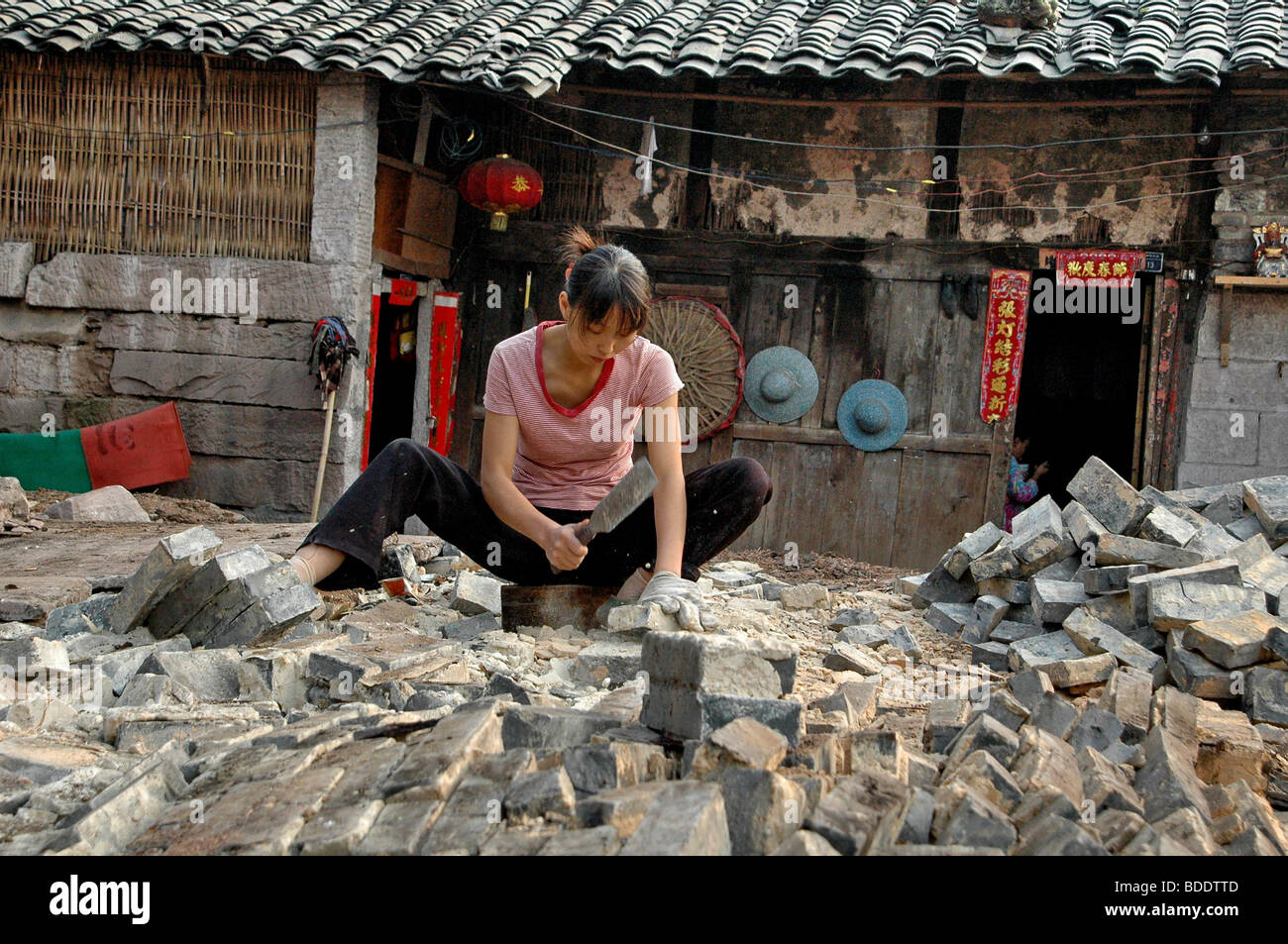 Cina, Femmina builder mattoni di montaggio Foto Stock