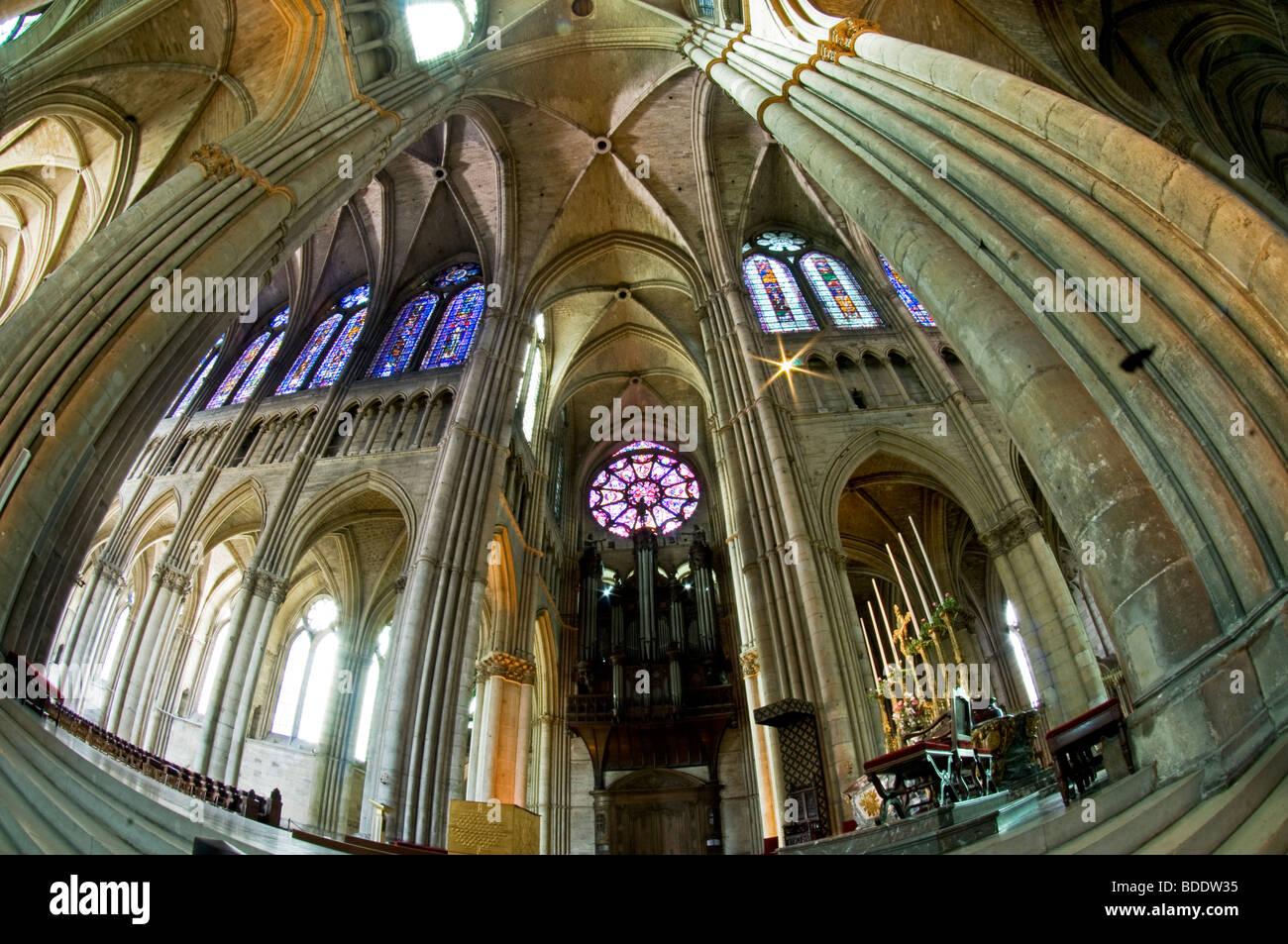 Gli interni della cattedrale di Reims, Francia. Foto Stock