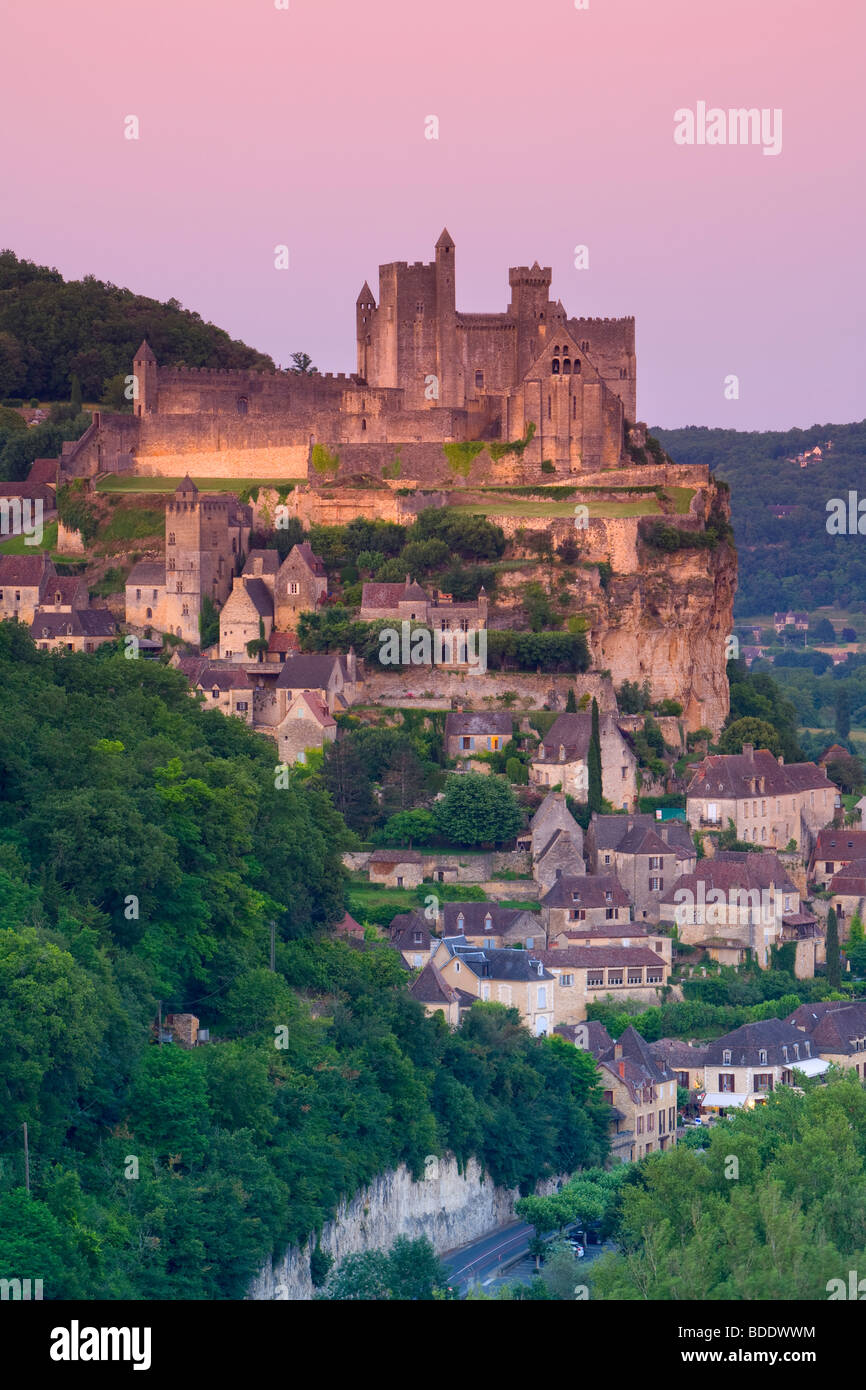 Il Castello di Beynac-et-Cazenac sorge sopra il fiume Dordogna, Beynac, Dordogne, Francia Foto Stock
