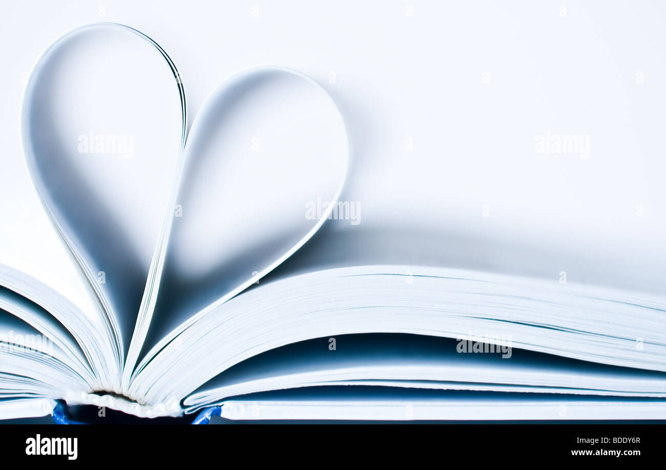 Le pagine di un libro in curva a forma di cuore Foto Stock