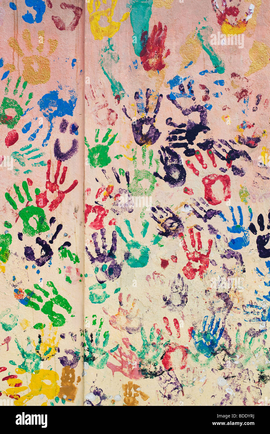Pittura per bambini con stampe a mano su una parete a Cowley Road in Oxford Foto Stock