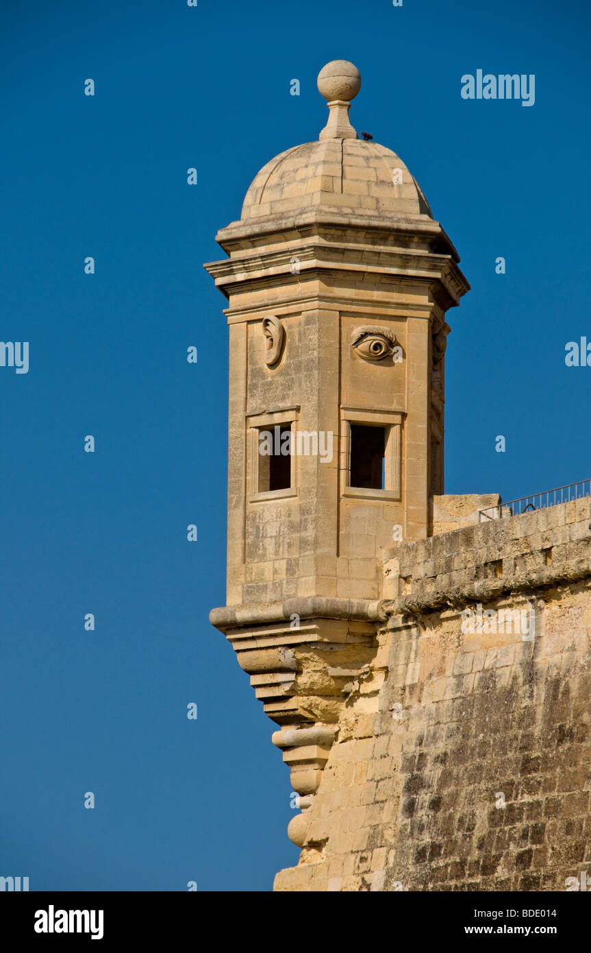 La Vedette (o torre di guardia) è un vecchio lookout point in un rifugio sicuro giardino, Senglea, Malta. Foto Stock